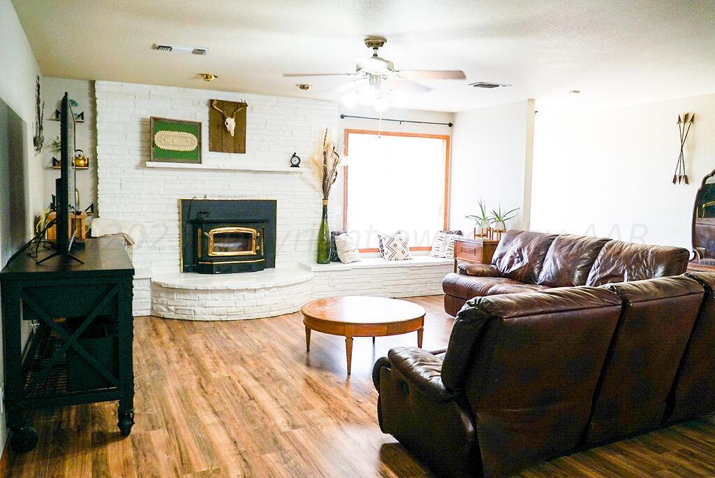 9550 South Blessen Road Amarillo, TX 79119 - Photo 8 of 56 Living Room View 2
