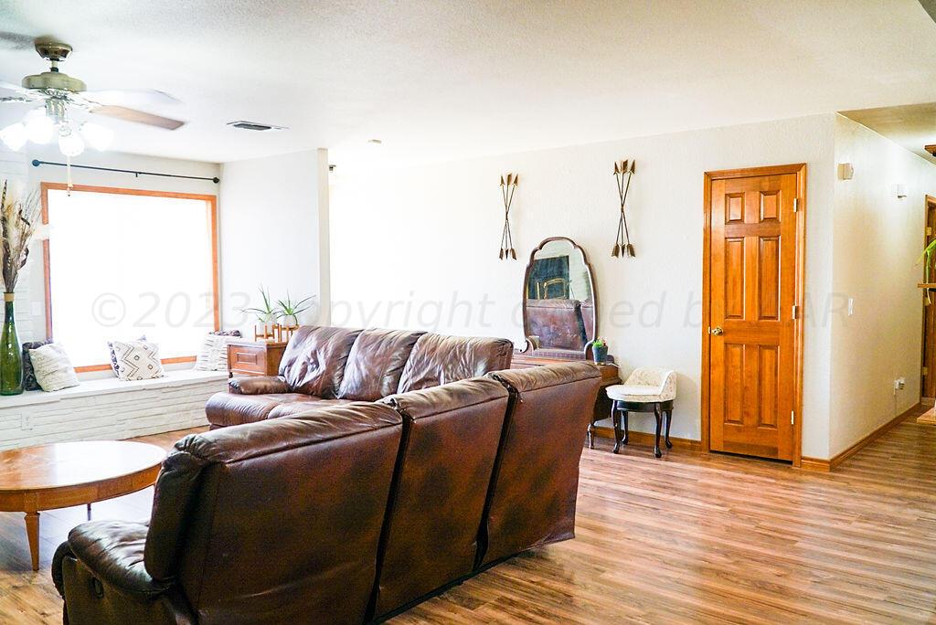 9550 South Blessen Road Amarillo, TX 79119 - Photo 9 of 56 Living Room View 3