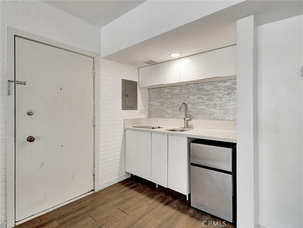 277 East Alejo Road, Unit 214 Palm Springs, CA 92262 - Photo 8 of 17 a bathroom with a sink and a mirror