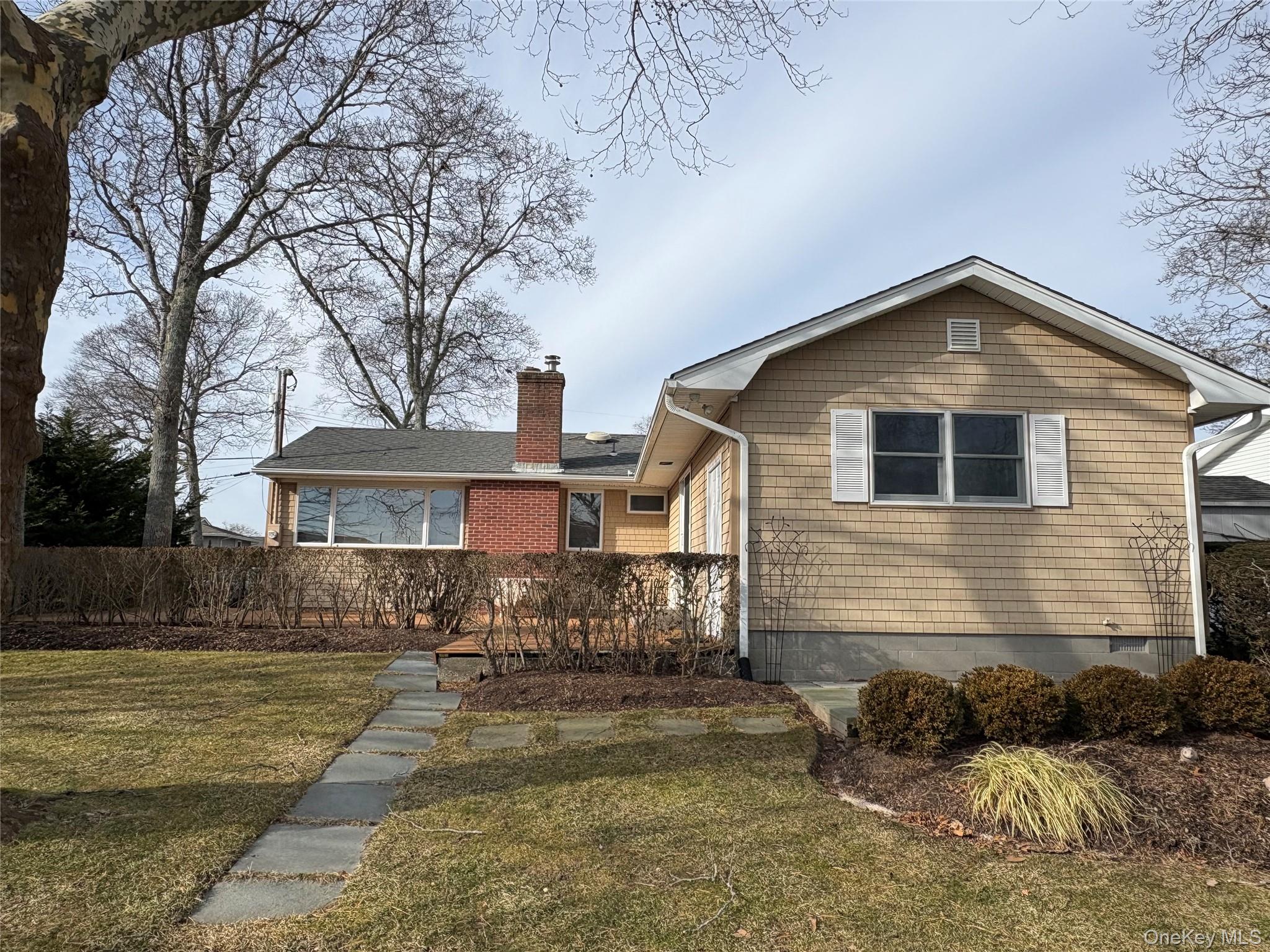 17 Whiting Road East Quogue, NY 11942 - Photo 4 of 23