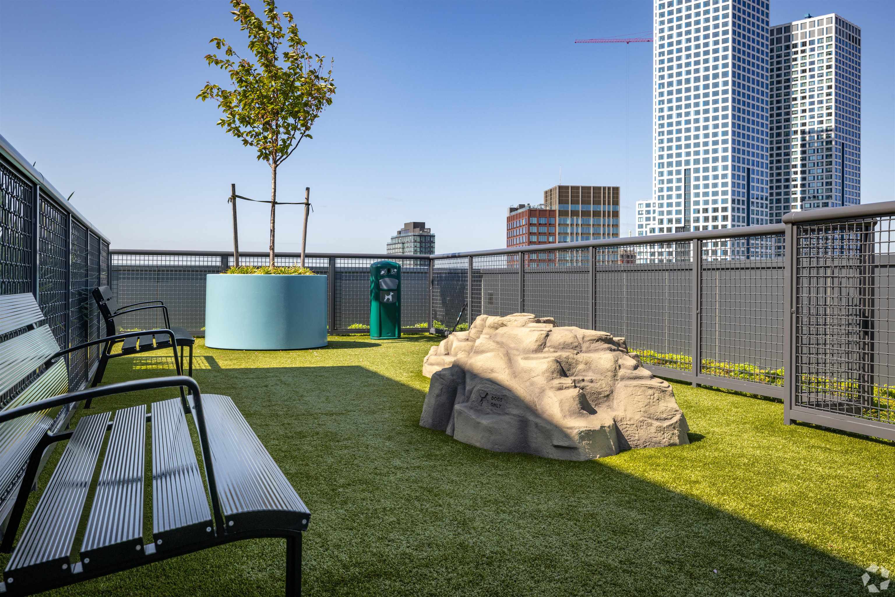 32 Oakland Avenue, Unit 1504 Jersey City, NJ 07306 - Photo 11 of 50 a backyard of a house with table and chairs