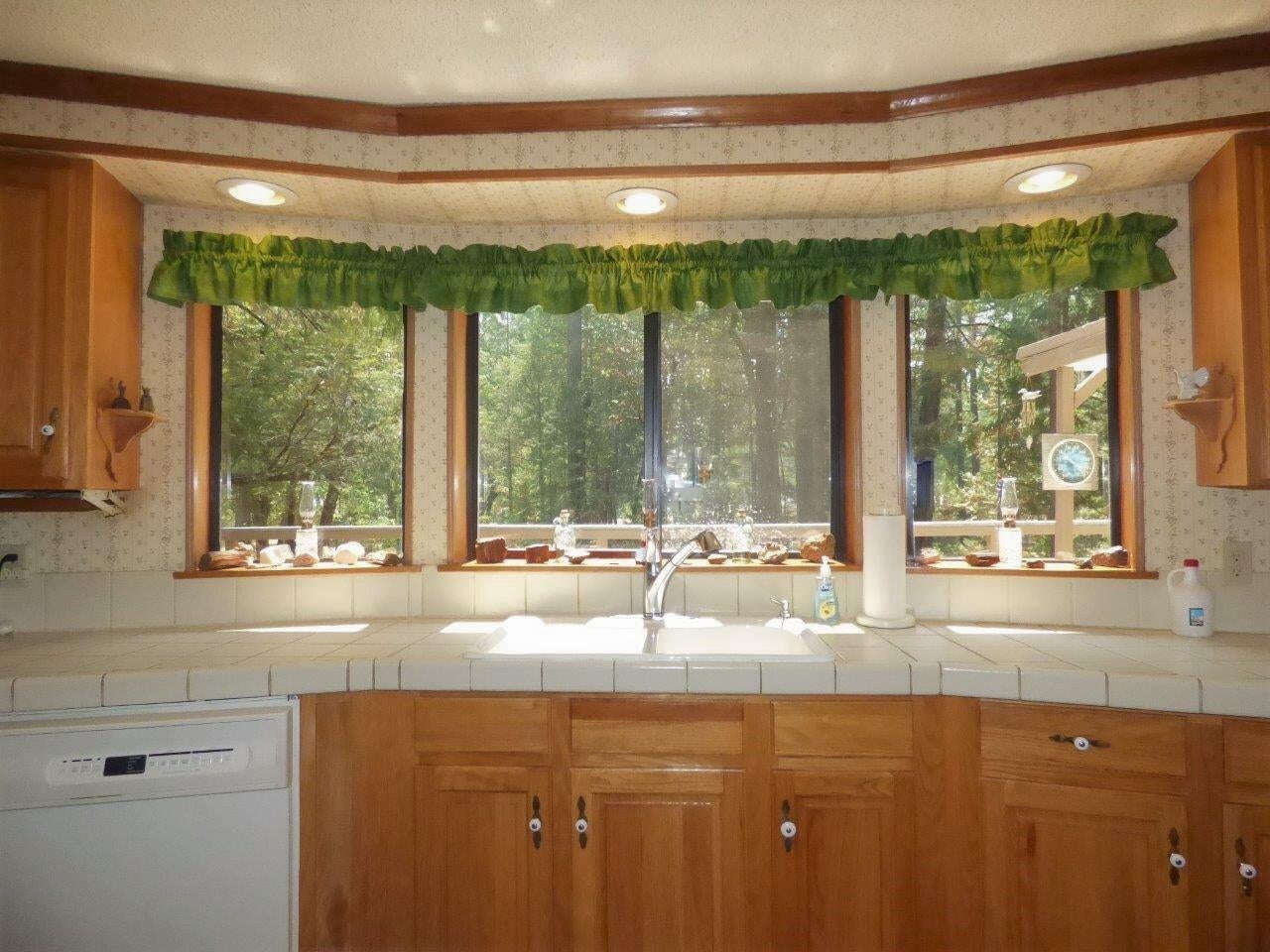 1500 Queens Branch Road Rogue River, OR 97537 - Photo 9 of 40 Kitchen view - Southern Oregon Homes