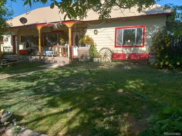 a view of outdoor space yard and porch