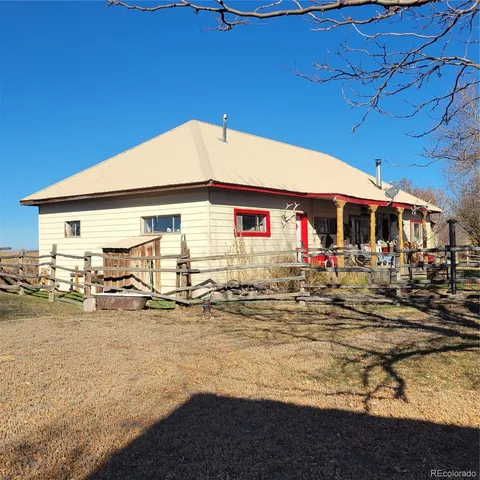 a view of a house with a backyard