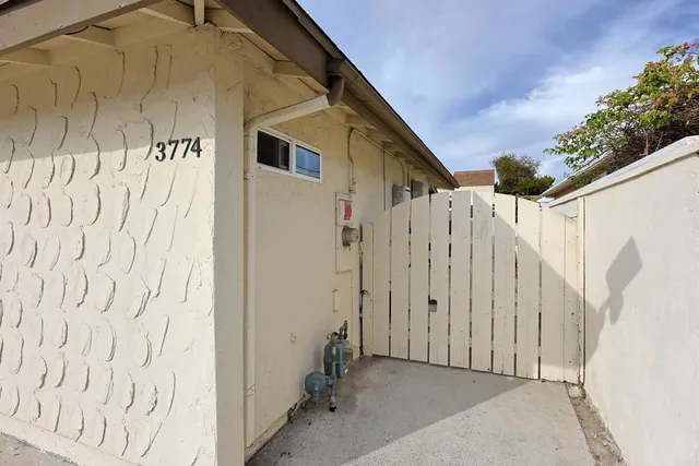 a view of a back yard of the house