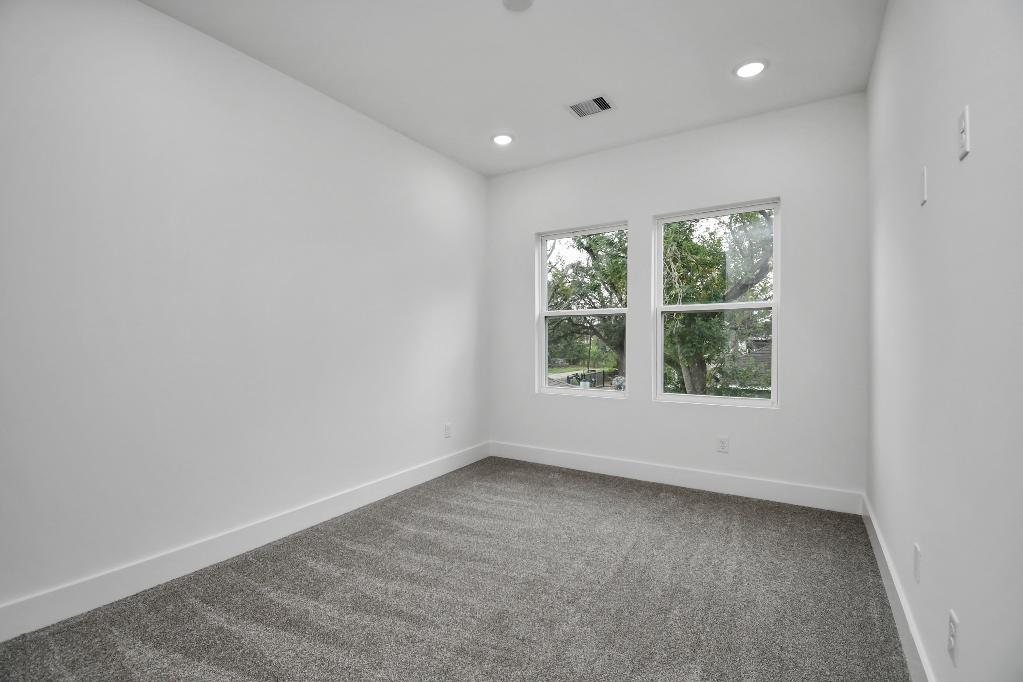 2610 Vance Street Houston, TX 77093 - Photo 21 of 30 an empty room with windows