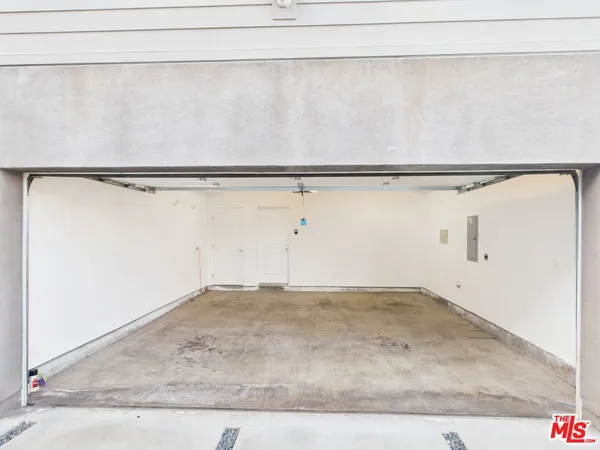 a view of a utility room