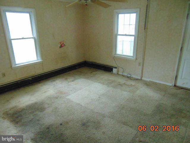 14335 Royer Road Cascade, MD 21719 - Photo 4 of 12 Living Room