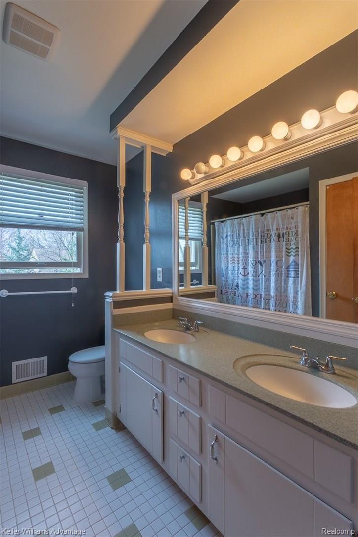 35966 Charter Crest Road Farmington, MI 48335 - Photo 51 of 69 Charter Crest_35966-Upper-Full Bath -12.jpg