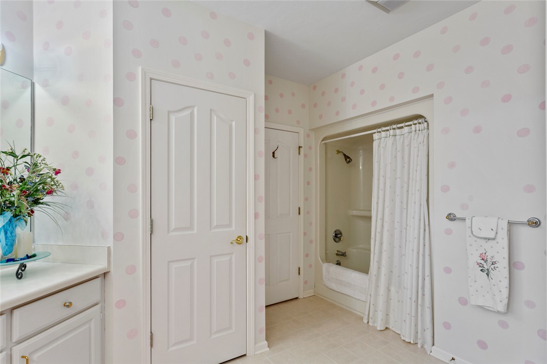 3902 Turnberry Loop Seneca, SC 29678 - Photo 40 of 45 Jack and Jill bath between two of the downstairs bedrooms.
