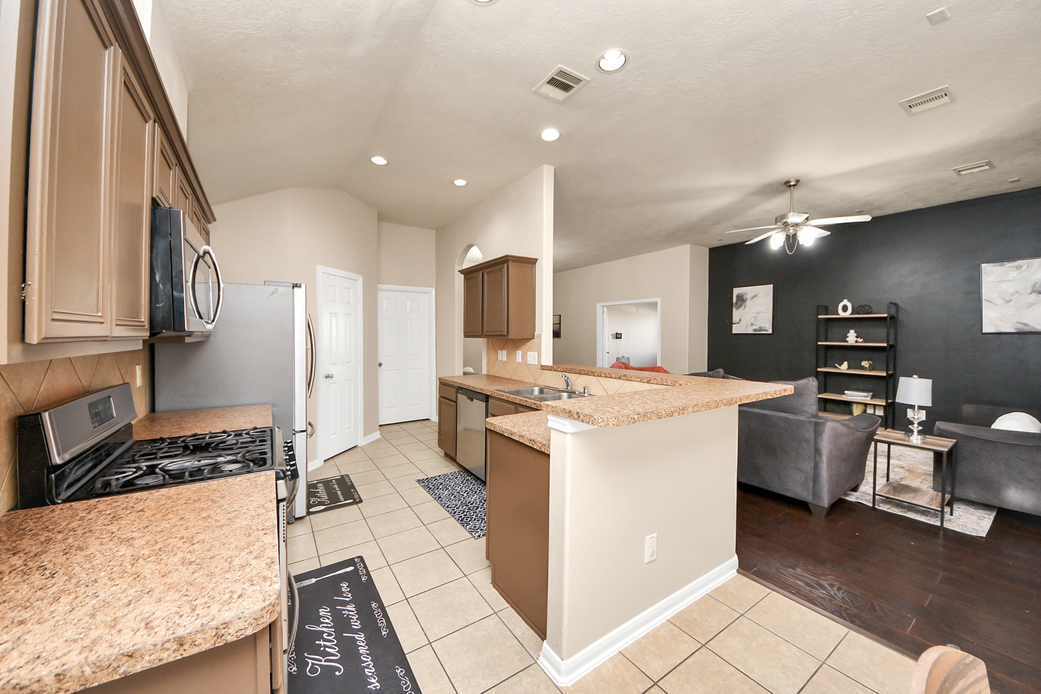 13342 South Point Lane Houston, TX 77034 - Photo 17 of 37 From the kitchen/breakfast area looking into living room.