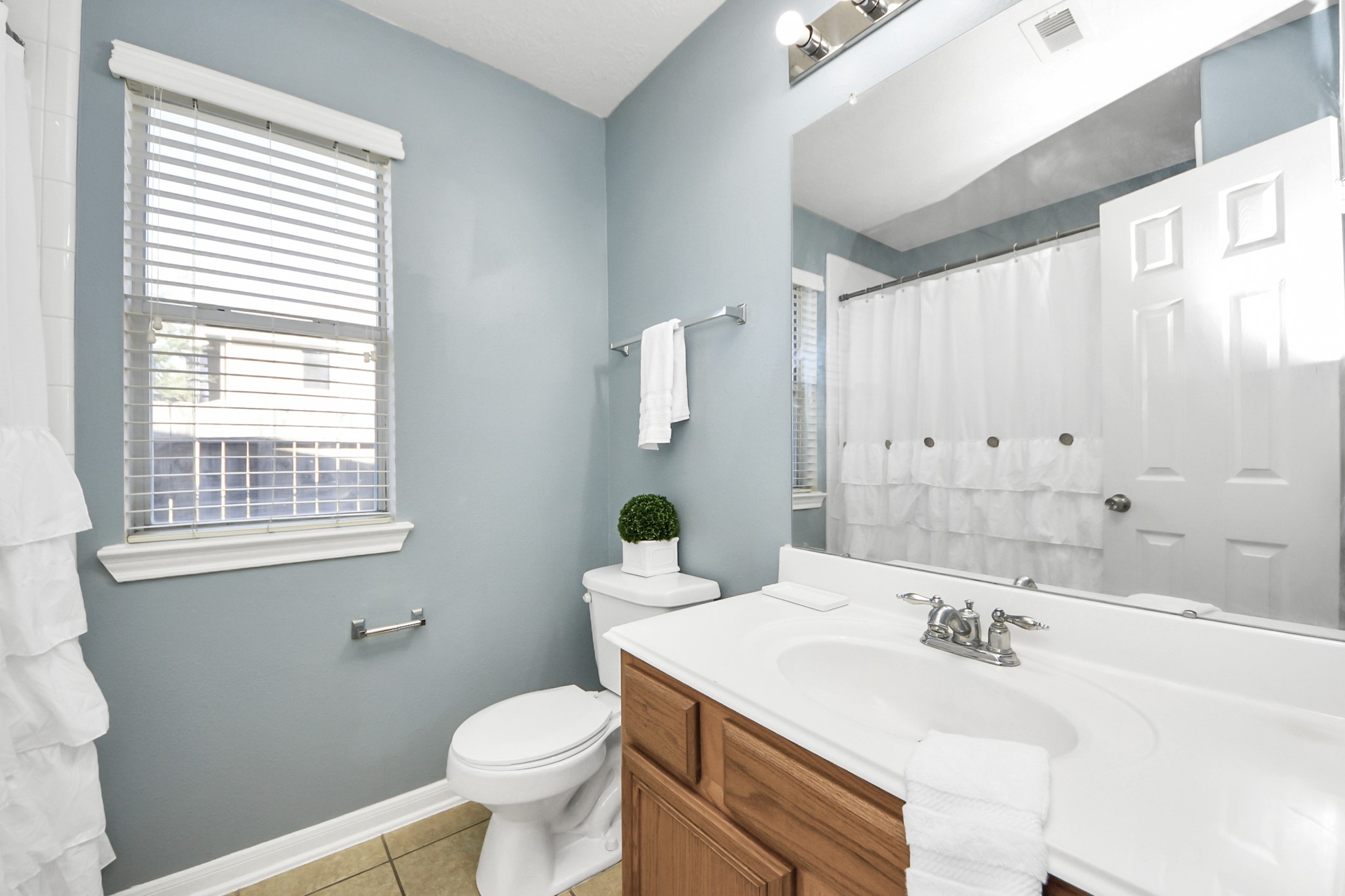 13342 South Point Lane Houston, TX 77034 - Photo 28 of 37 Guest bathroom.