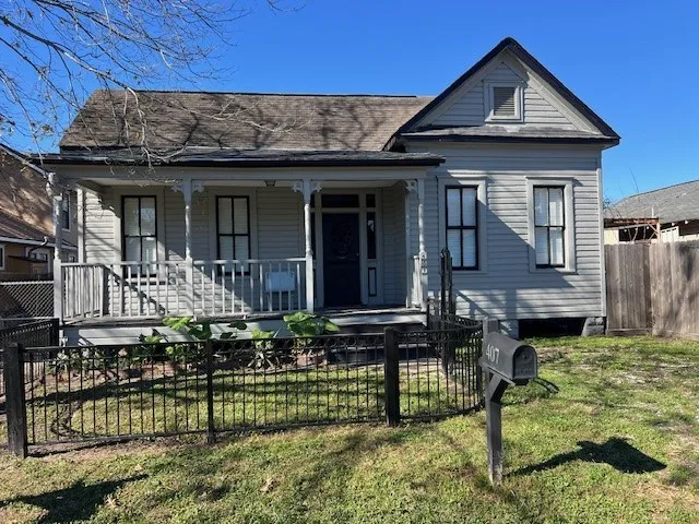 $1,750 | 407 Walton Street, Houston, TX 77009
