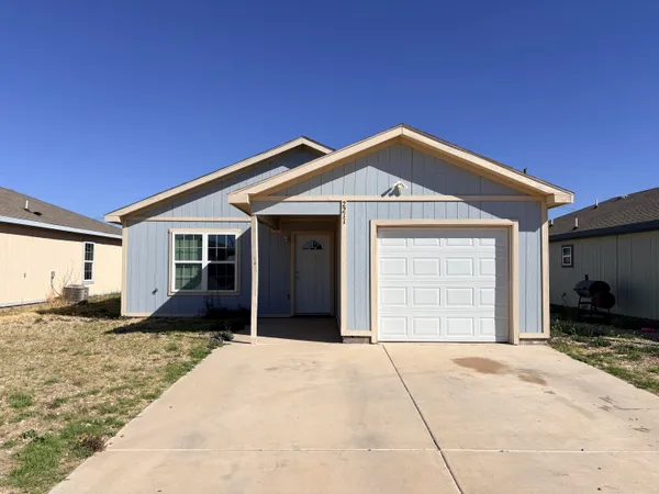 $1,100 | 2211 East Main Street, Lubbock, TX 79403