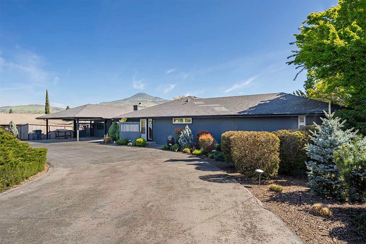 113 South Foothill Road Medford, OR 97504 - Photo 26 of 32 DSC07682-HDR-Edit