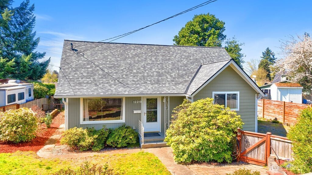 12219 76th Avenue South Seattle, WA 98178 - Photo 1 of 39