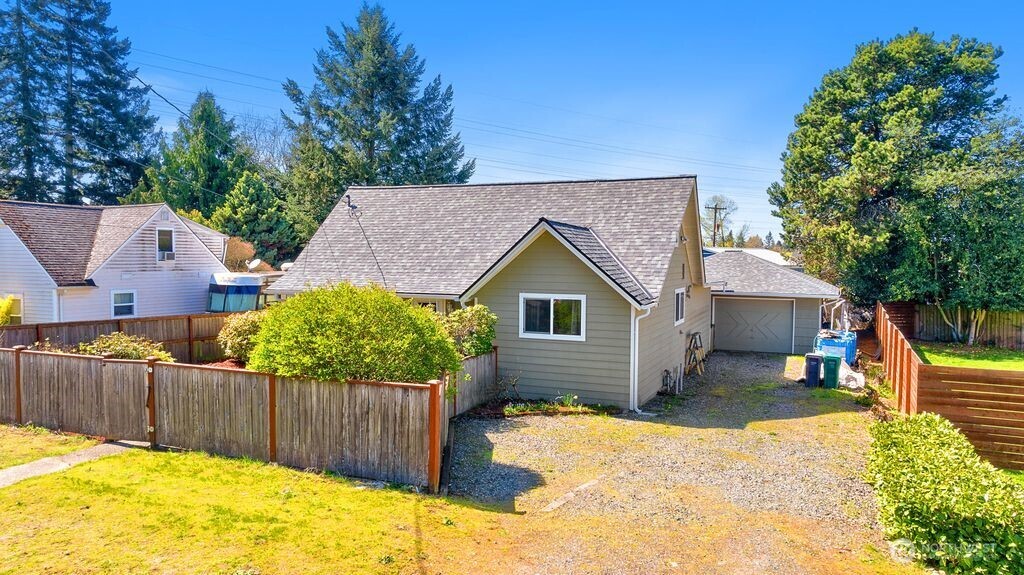 12219 76th Avenue South Seattle, WA 98178 - Photo 2 of 39