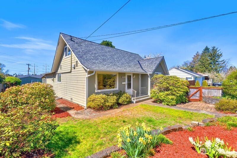 12219 76th Avenue South Seattle, WA 98178 - Photo 3 of 39
