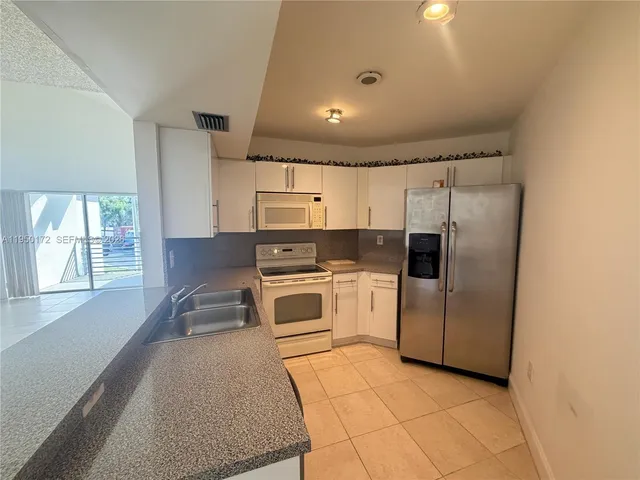 $2,350 | 9705 Fontainebleau Boulevard, Unit B209, Miami, FL 33172