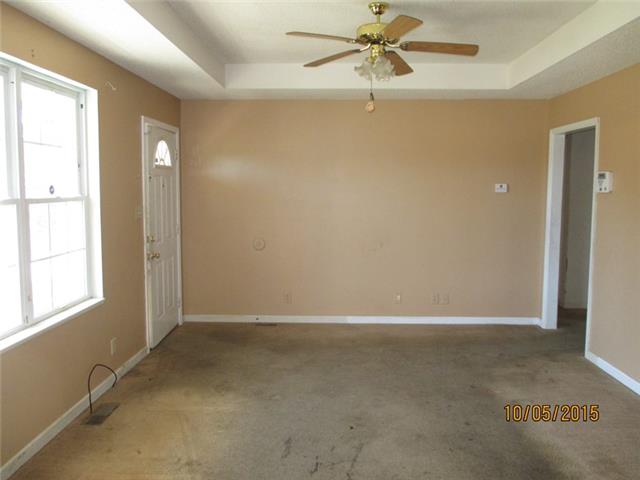 450 Carter Road Clarksville, TN 37042 - Photo 3 of 6 Living Room