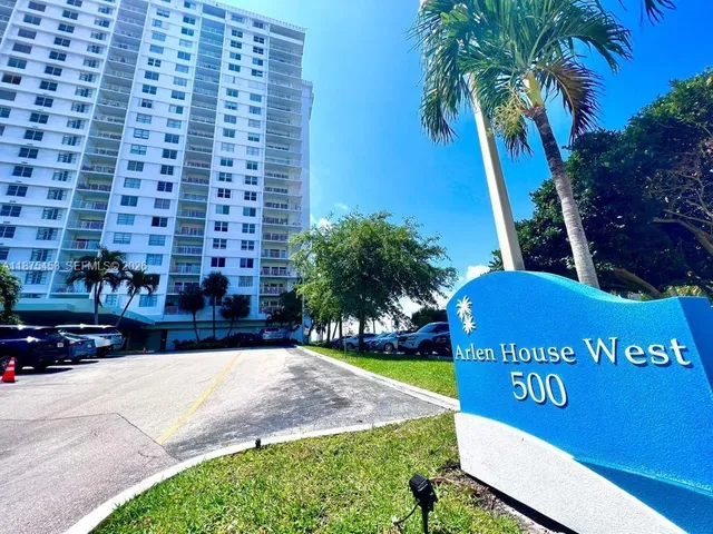 $2,900 | 500 Bayview Drive, Unit 230, Sunny Isles Beach, FL 33160
