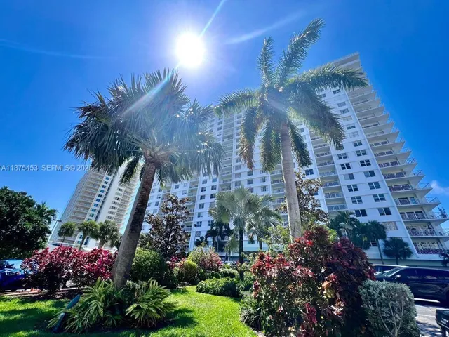 $2,900 | 500 Bayview Drive, Unit 230, Sunny Isles Beach, FL 33160