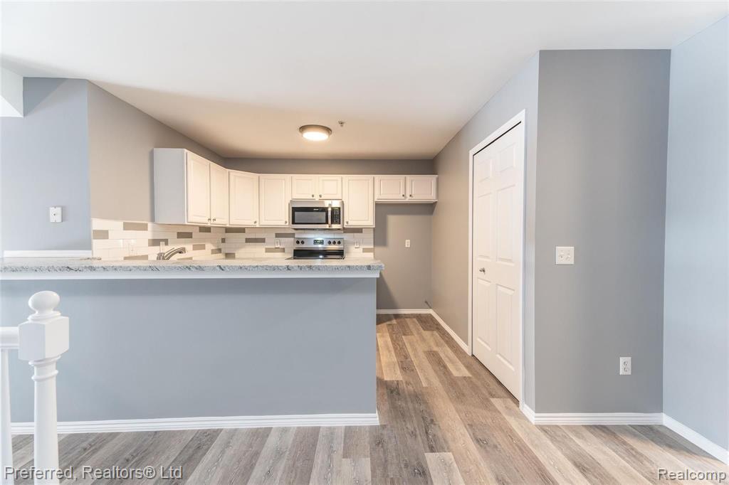 50115 Harding Street Canton, MI 48188 - Photo 11 of 26