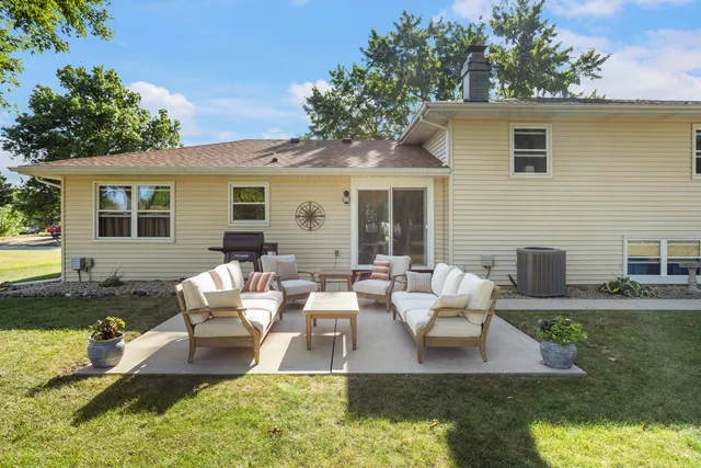 a view of a house with backyard