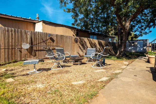 a view of a backyard