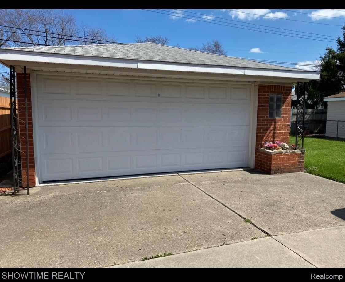 24640 Kelly Road Eastpointe, MI 48021 - Photo 20 of 26 IMG-2255.jpg