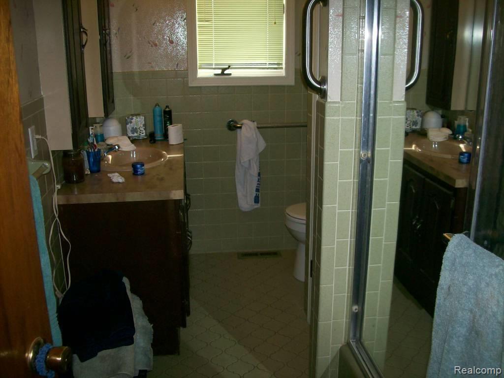 912 East River Road Flushing, MI 48433 - Photo 10 of 19