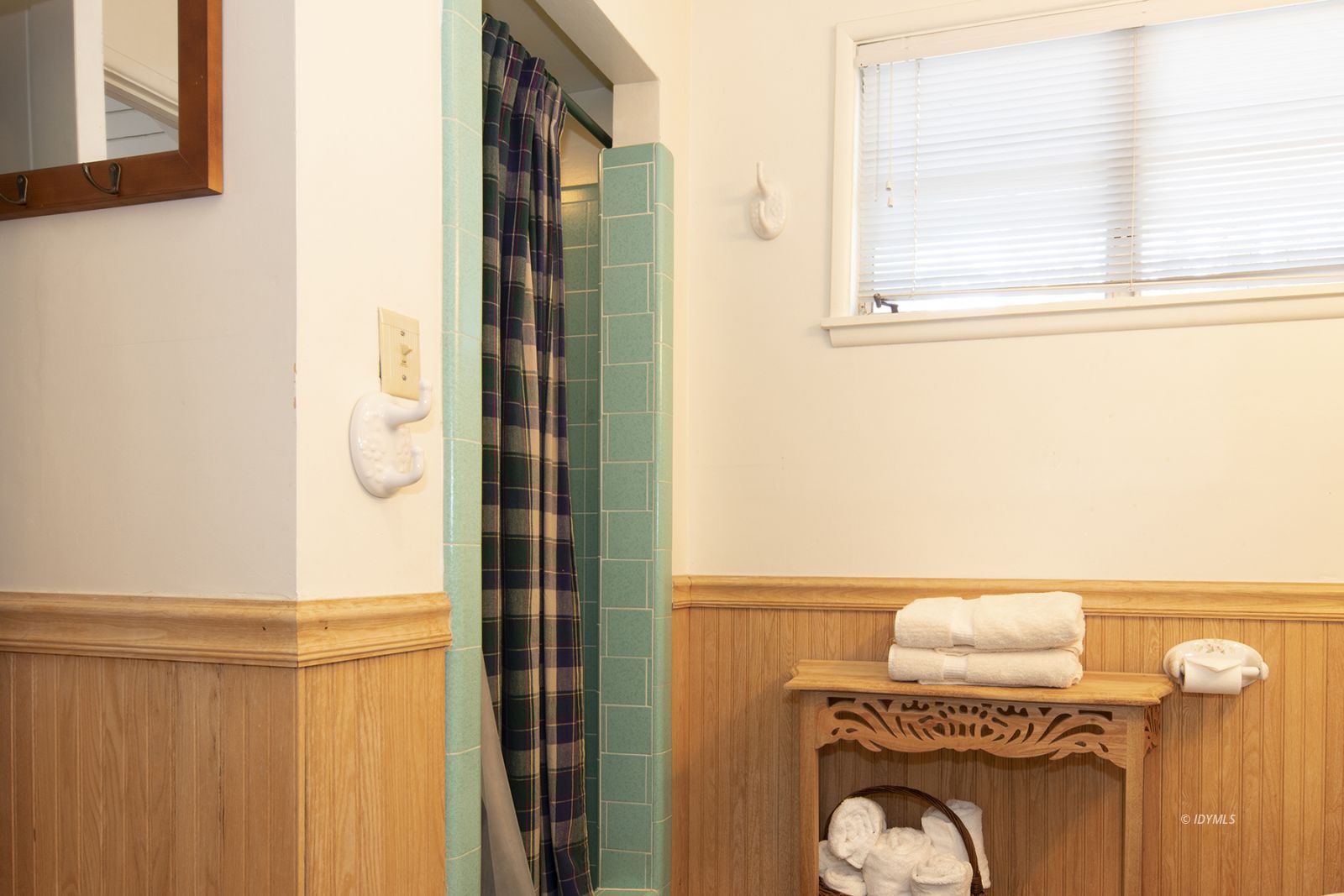 25180 Glen Road Idyllwild, CA 92549 - Photo 20 of 45 a bathroom with a sink and a mirror