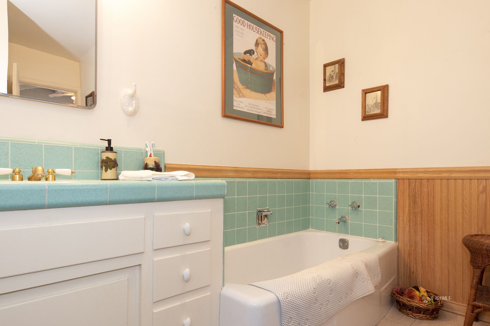 25180 Glen Road Idyllwild, CA 92549 - Photo 21 of 45 a bathroom with a sink and a bathtub