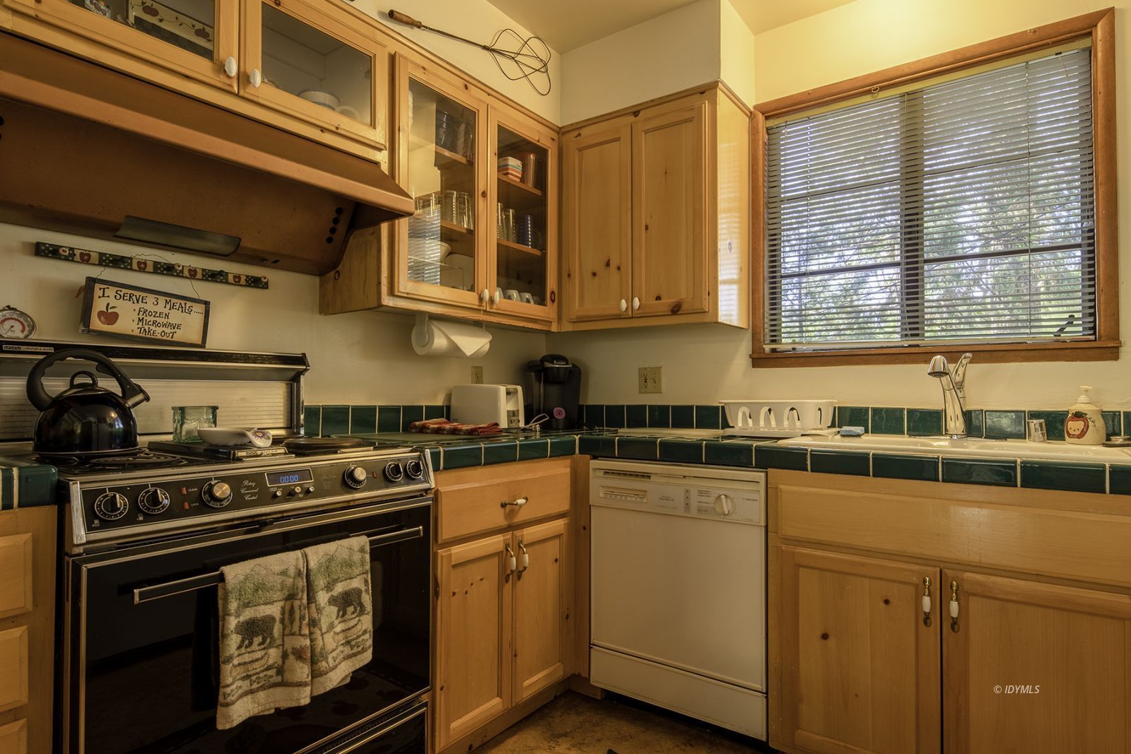 25180 Glen Road Idyllwild, CA 92549 - Photo 9 of 45 a kitchen with stainless steel appliances granite countertop a stove and a white cabinets
