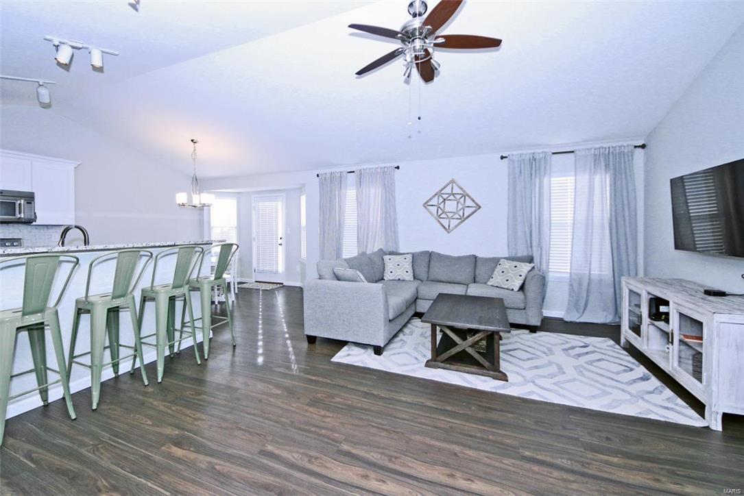 542 Springhurst Parkway O'Fallon, MO 63368 - Photo 2 of 14