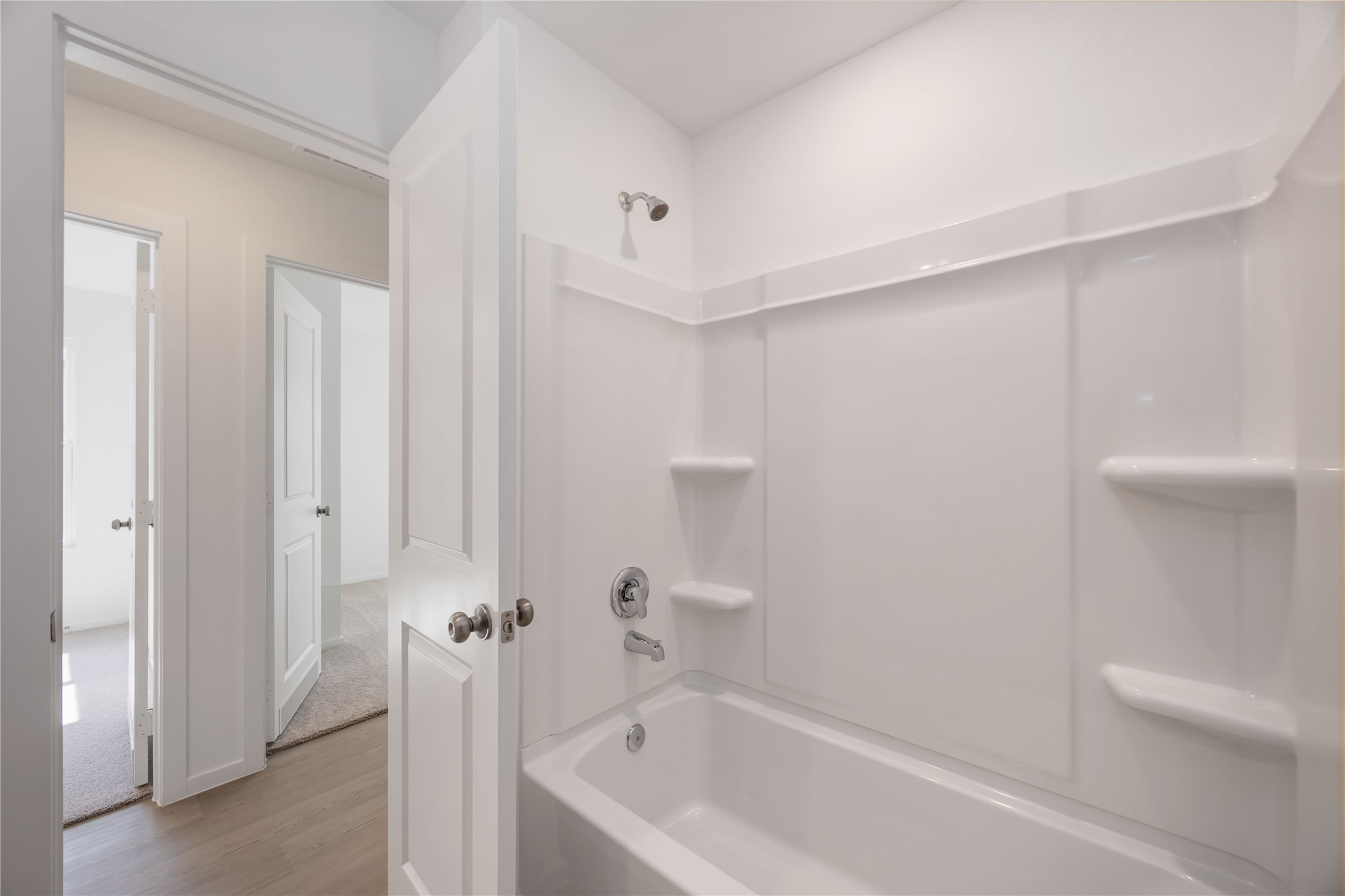 385 Lucia Way Cleveland, TX 77327 - Photo 19 of 30 a bathroom with a bathtub