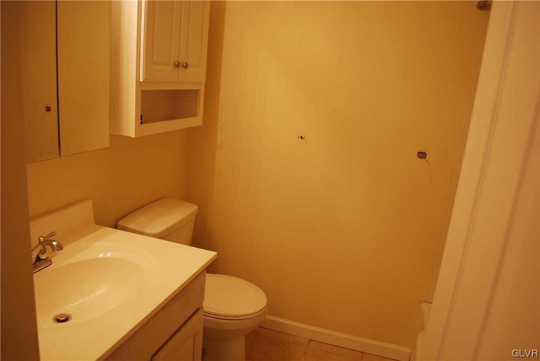 815 Stones Crossing Road Easton, PA 18045 - Photo 7 of 17 2nd Bathroom