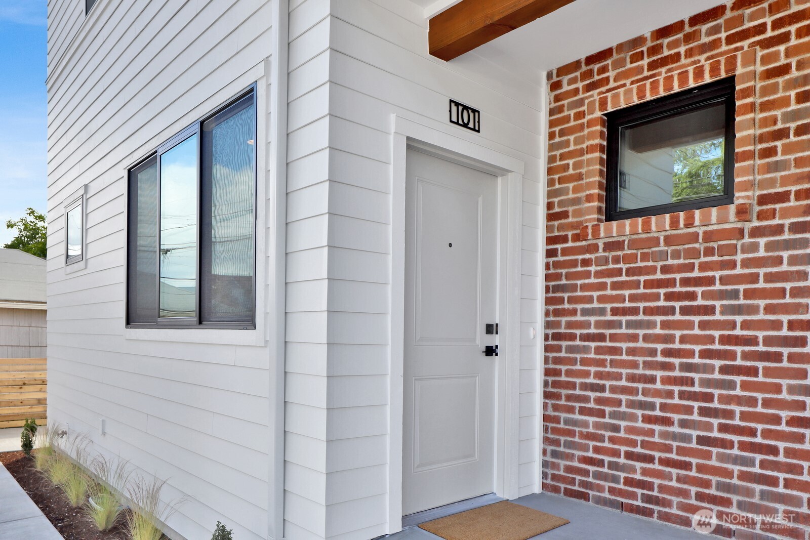 105 South 8th Street, Unit 102 Lynden, WA 98264 - Photo 2 of 38