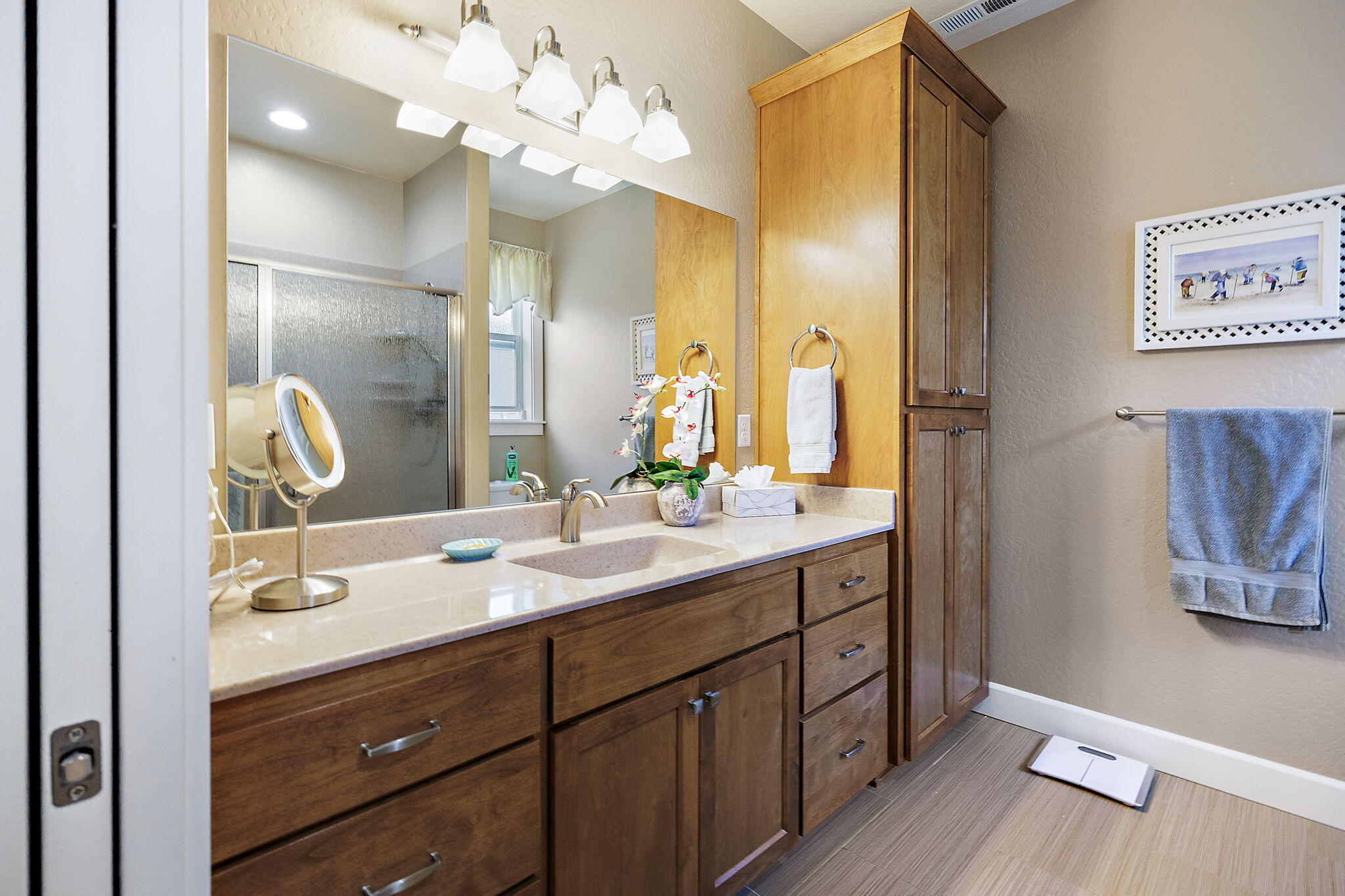 1128 Boulder Ridge Street Central Point, OR 97502 - Photo 31 of 33 a bathroom with a double vanity sink and a mirror