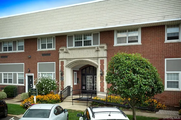 $2,925 | 425 Newbridge Road, Unit 76, East Meadow, NY 11554
