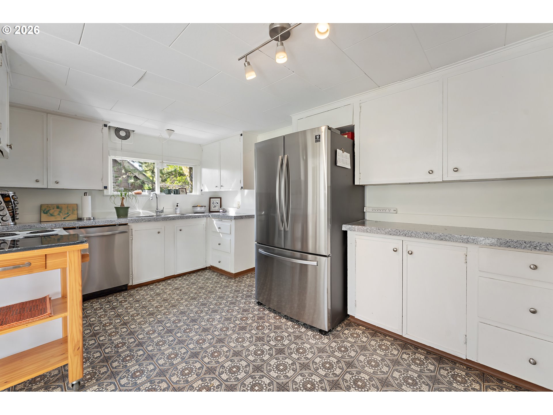 7738 Southwest 31st Avenue Portland, OR 97219 - Photo 8 of 30