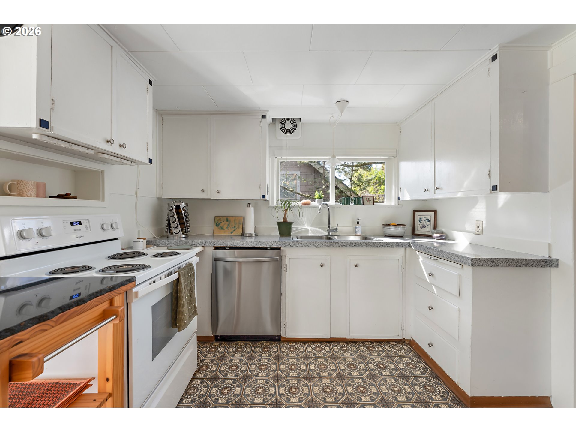 7738 Southwest 31st Avenue Portland, OR 97219 - Photo 9 of 30