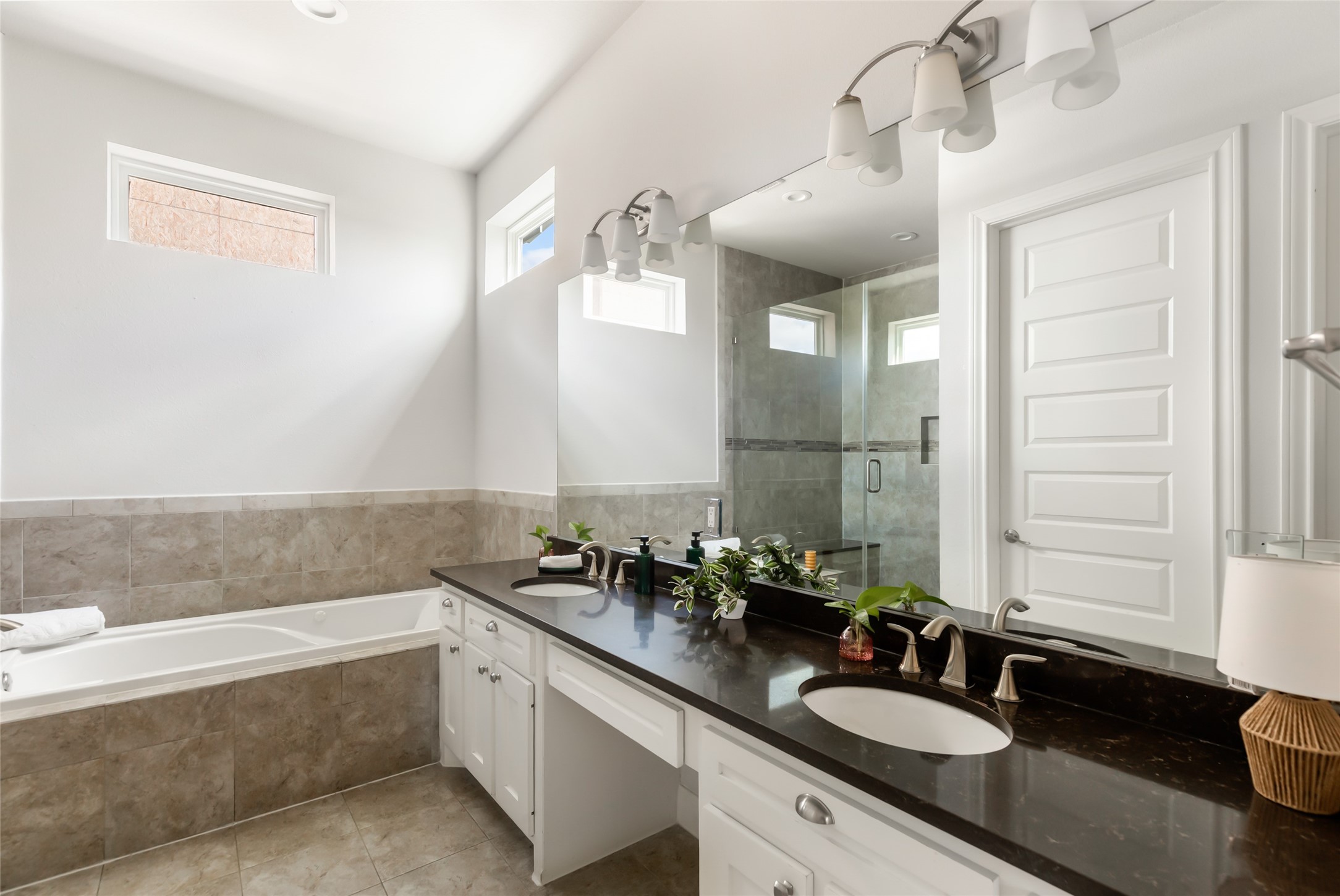 3351 Kilgore Street Houston, TX 77021 - Photo 26 of 38 Walk in shower and tub