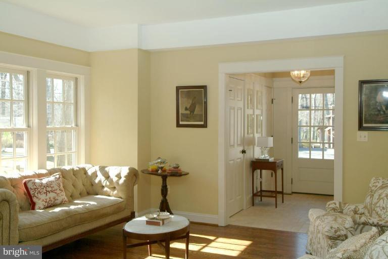 2003 Rockingham Street McLean, VA 22101 - Photo 4 of 30 Living Room