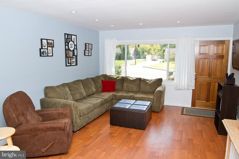 7406 Kelvin Place Springfield, VA 22151 - Photo 12 of 30 Living Room