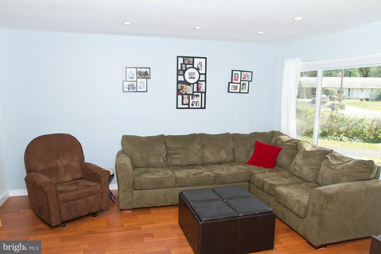 7406 Kelvin Place Springfield, VA 22151 - Photo 14 of 30 Living Room2