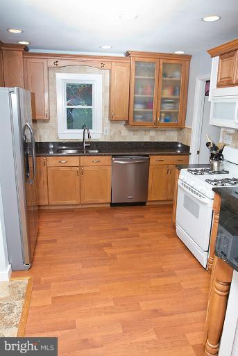 7406 Kelvin Place Springfield, VA 22151 - Photo 5 of 30 Kitchen4