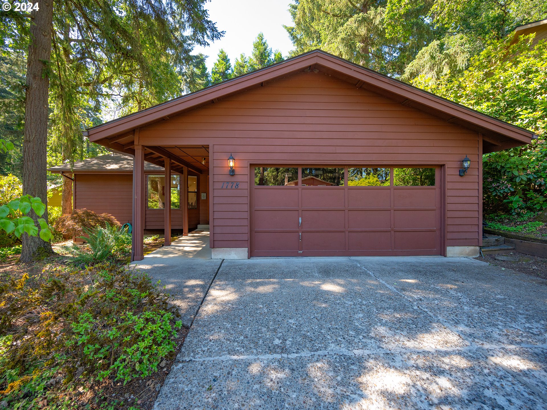 1778 West 27th Place Eugene, OR 97405 - Photo 1 of 43 a front view of house with a garden