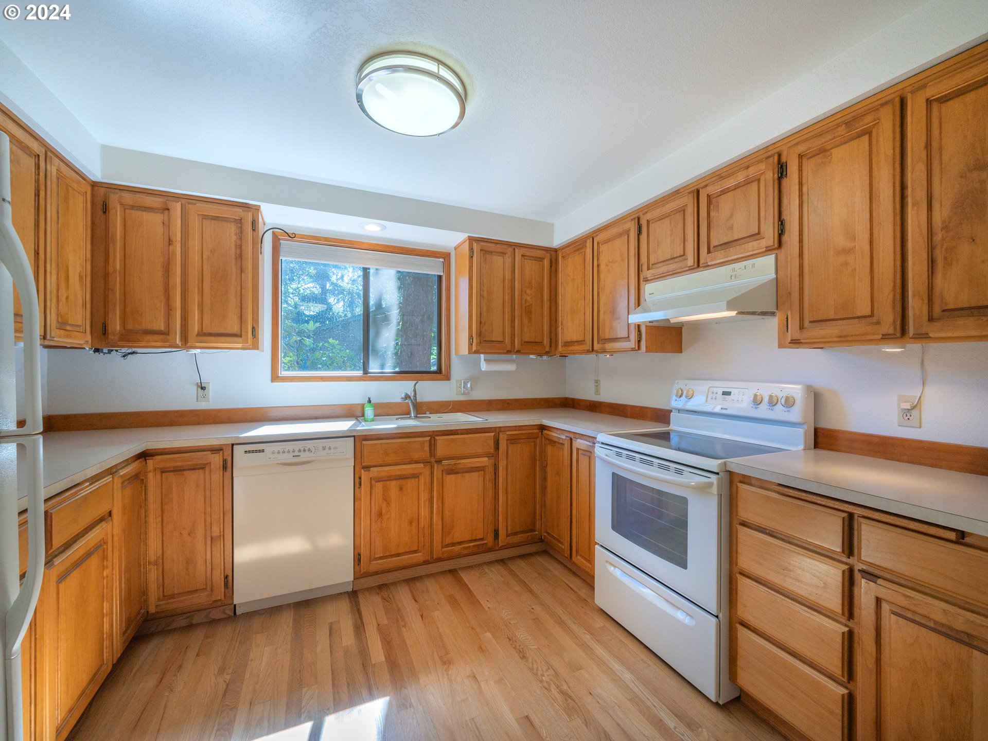 1778 West 27th Place Eugene, OR 97405 - Photo 13 of 43 a kitchen with cabinets oven and a dishwasher with wooden floor