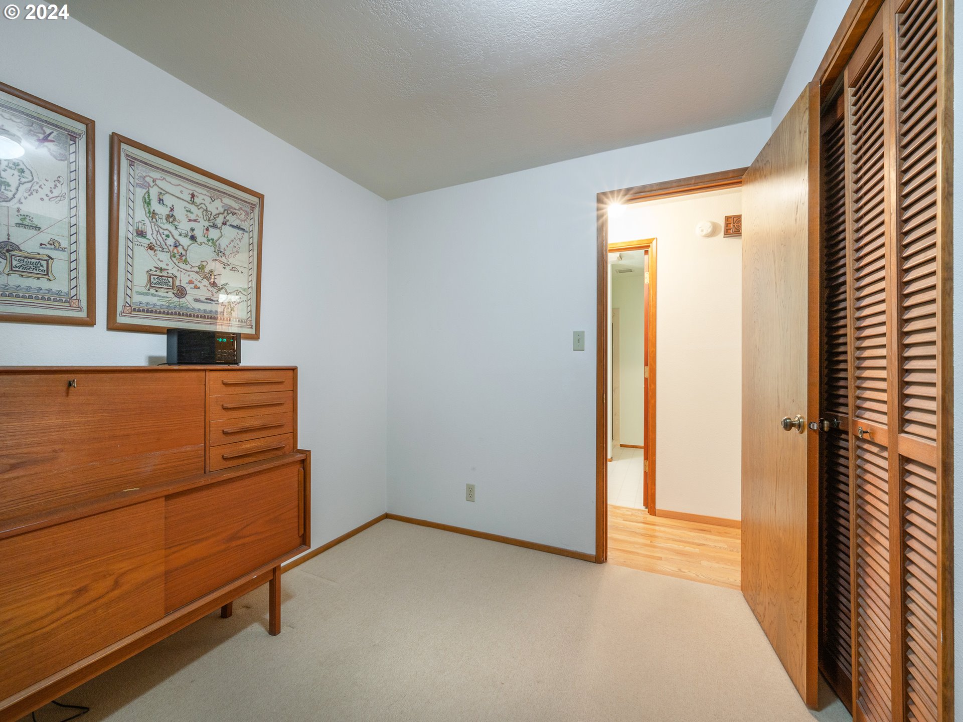 1778 West 27th Place Eugene, OR 97405 - Photo 21 of 43 a view of a hallway with closet